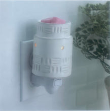 Load image into Gallery viewer, white plug in soy tart wax warmer - The Urban Scent